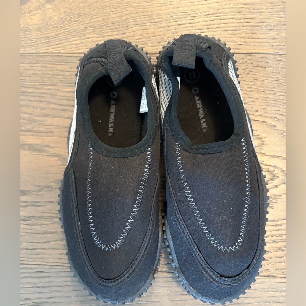 Kids black unisex water shoes sz 13 brand new retail $72